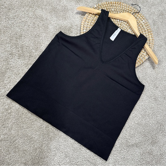 SOLD | Athleta Aurora Seamless Tank Top V-Neck Ribbed Yoga in Black Plus Size 1X - Picture 2 of 11